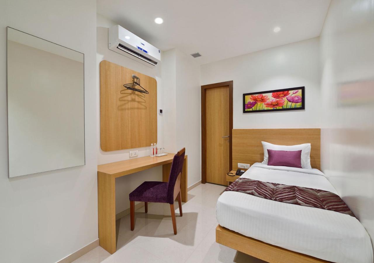 Hotel Leafio-Near Airport Bombay Exterior foto